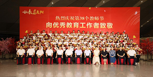 祝贺！金年会平台（中国）ios/安卓版/手机app下载教师易文斌荣获株洲市师德师风标兵奖
