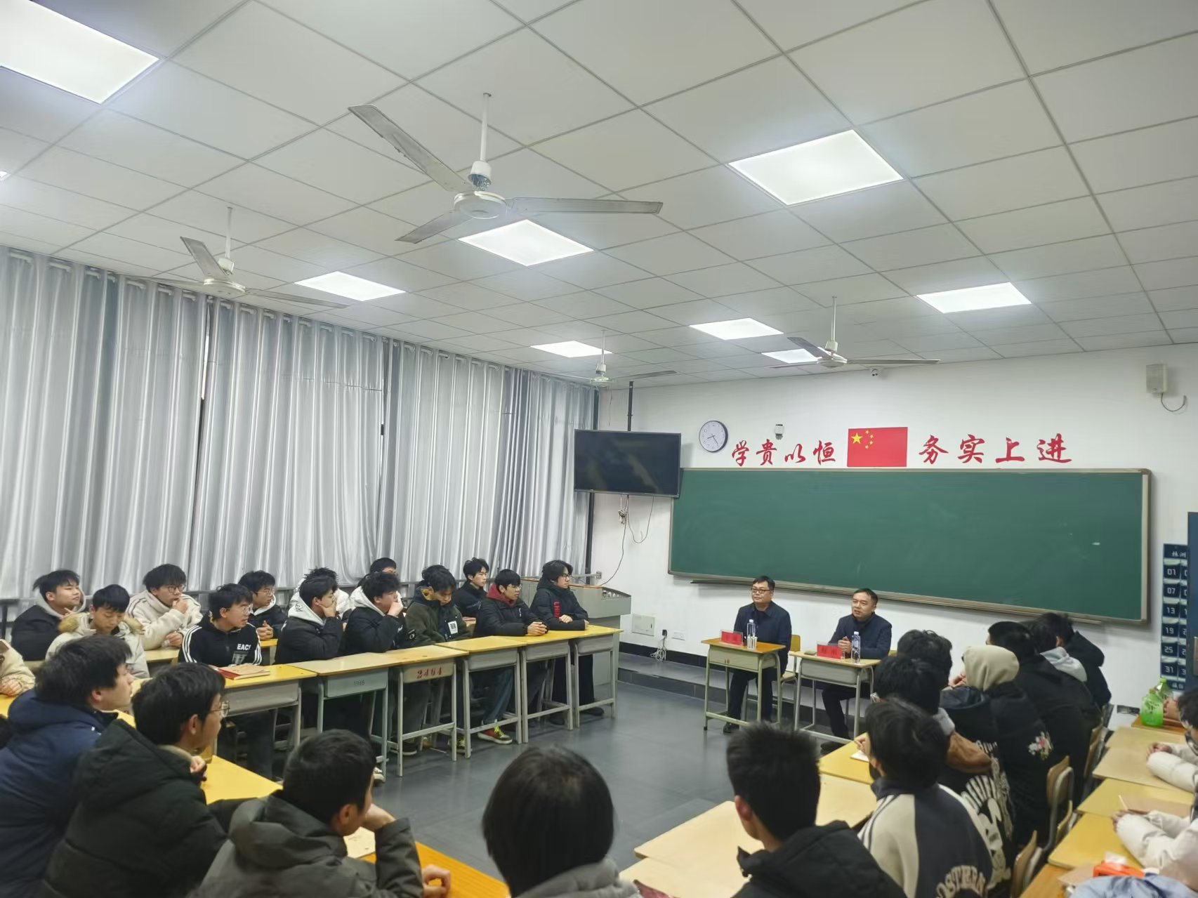 金年会平台（中国）ios/安卓版/手机app下载党委委员、副院长王斌到数模技师2401班交流座谈